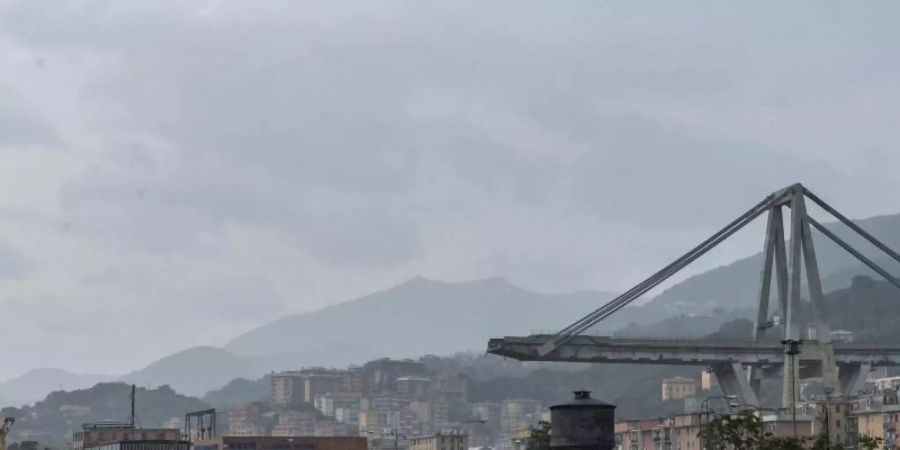 Ein Blick auf die eingestürzte Morandi Autobahnbrücke in Genua. 43 Menschen kamen bei dem Unglück am 14. August 2018 ums Leben. Foto: Simone Arveda/ANSA/dpa