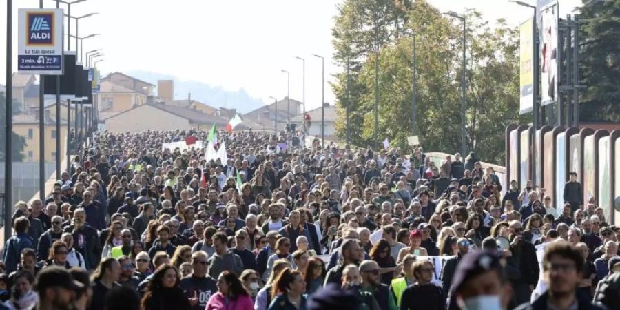 Protestteilnehmer sind in Bologna mit Fahnen auf der Strasse, um gegen den sogenannten «Grünen Pass» zu demonstrieren. Foto: Michele Nucci/LaPresse/AP/dpa