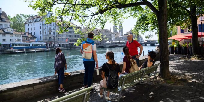 Stadtführung durch Zürich mit der ganzen Familie. Familie am Fluss