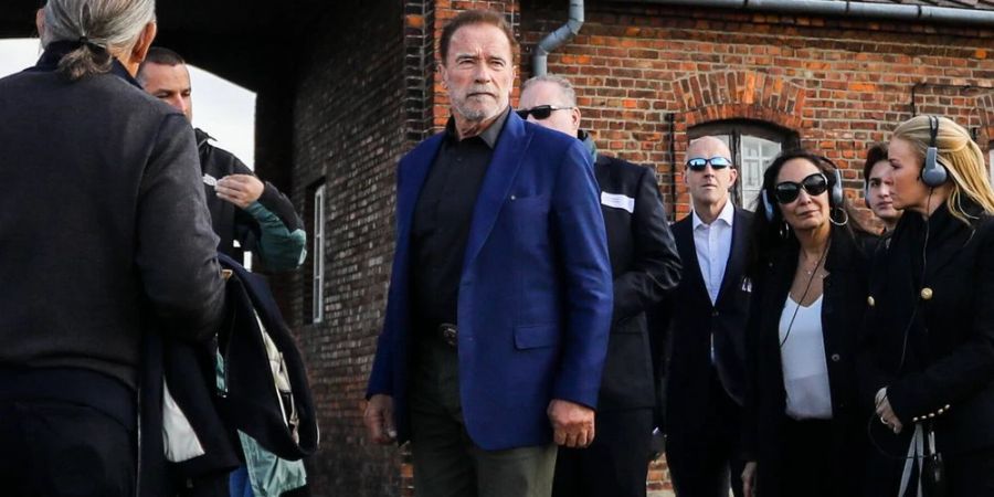 Arnold Schwarzenegger bei seinem Besuch in Auschwitz.