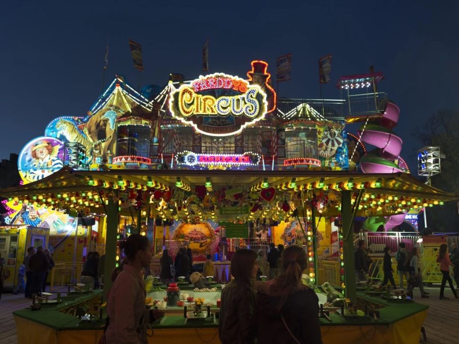 Stände an der Basler Herbstmesse sind normalerweise stark beleuchtet.