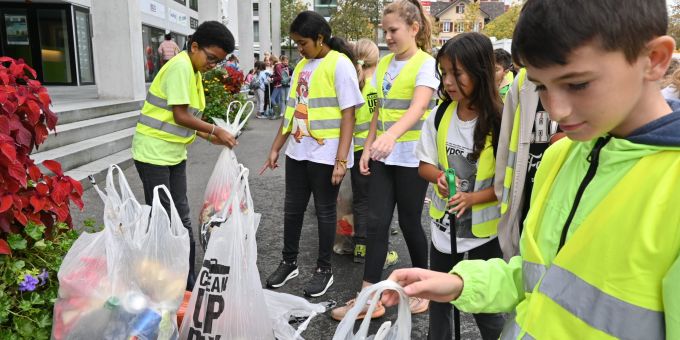 Schüler der Primarklassen haben in Sursee Abfall eingesammelt. Abfallsammlung durch Schüler.
