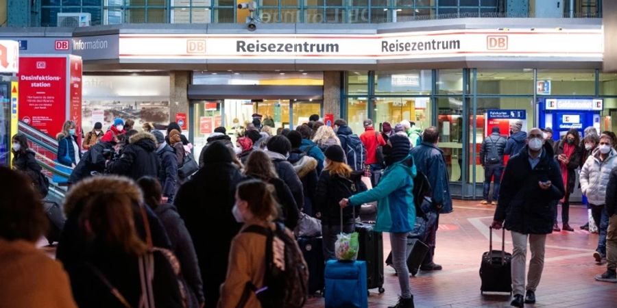 Reisende am Hamburger Hauptbahnhof
