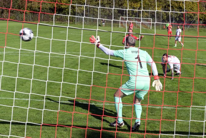 Keine Chance für Suisse Legends Torhüter Karl Engel bei 2:0 von Claude Tanner.