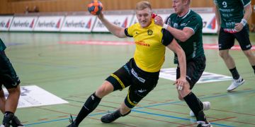 Handballspieler Ariel Pietrasik beim Schuss aufs Tor.