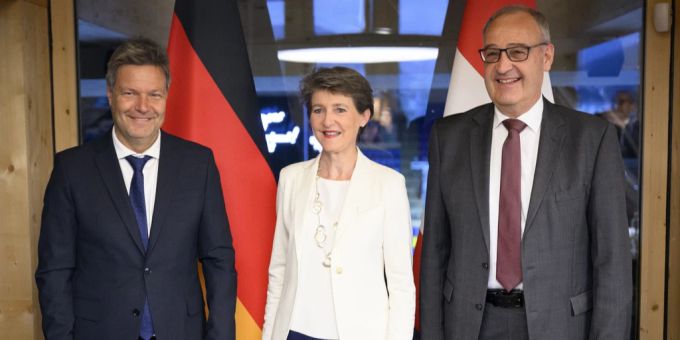 Umwelt- und Energieministerin Simonetta Sommaruga (M) zusammen mit dem Schweizer Wirtschaftsminister Guy Parmelin (r) und dem deutschen Wirtschaftsminister Robert Habeck (l). Gasabkommen Schweiz Deutschland