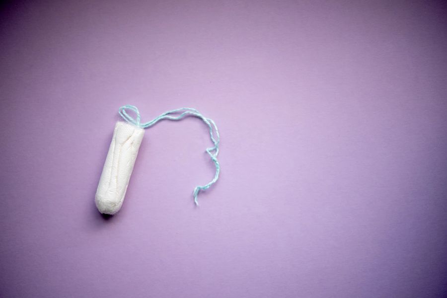 Tampon Frau lila weiss Hintergrund