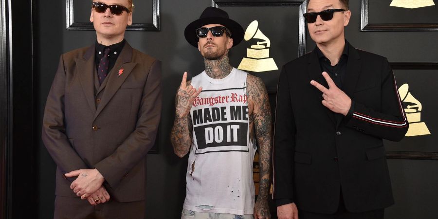 Matt Skiba (l-r), Travis Barker undnd Mark Hoppus von Blink-182 bei den Grammy Awards in Los Angeles.