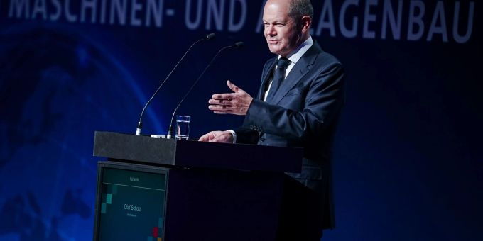 Bundeskanzler Olaf Scholz (SPD) spricht beim 13. Deutschen Maschinenbaugipfel des Verbands Deutscher Maschinen- und Anlagenbau (VDMA) zu den Teilnehmern. Bundeskanzler Olaf Scholz (SPD) spricht beim 13. Deutschen Maschinenbaugipfel des Verbands Deutscher Maschinen- und Anlagenbau (VDMA) zu den Teilnehmern.
