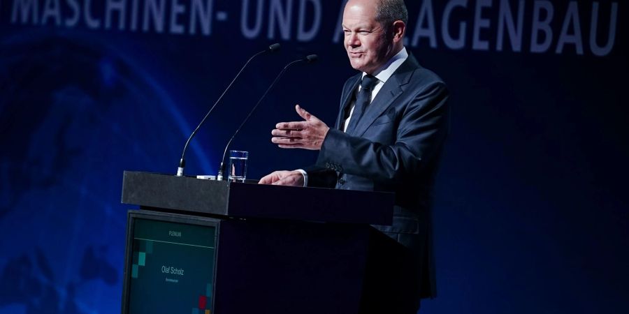 Bundeskanzler Olaf Scholz (SPD) spricht beim 13. Deutschen Maschinenbaugipfel des Verbands Deutscher Maschinen- und Anlagenbau (VDMA) zu den Teilnehmern.