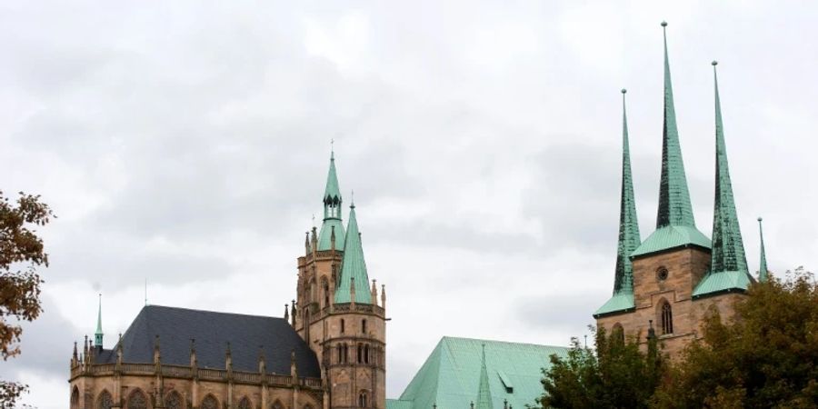 Im Mariendom (links) findet der Gottesdienst statt