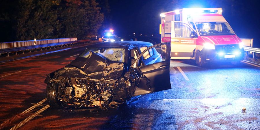Autowrack an der Unfallstelle: Bei einem Zusammenstoss von zwei Autos auf der B27 bei Ebergötzen (Landkreis Göttingen) sind zwei Menschen ums Leben gekommen, zwei weitere sind schwer verletzt worden.