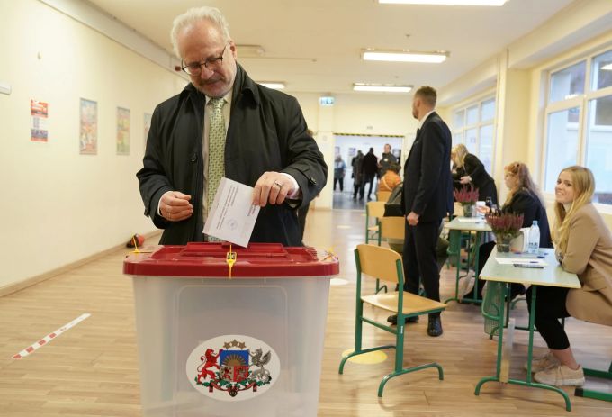 Präsident Egils Levits gibt am Samstag in Riga seine Stimme ab. Latvia Election