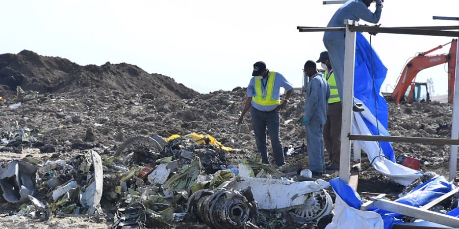 Rettungskräfte suchen in den Trümmern der 2019 abgestürzten  Boeing 737 Max 8 in Kenia nach Überlebenden. Bei dem Unglück starben 149 Passagiere und 8 Besatzungsmitglieder.