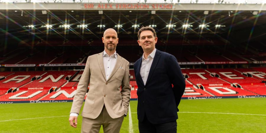 Manchester United um Trainer Erik ten Hag (l) und Fussballdirektor John Murtough will auf dem Transfermarkt etwas weniger investieren.