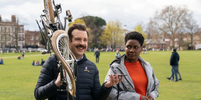 Jason Sudeikis als Ted Lasso und Sarah Niles als Sharon in «Ted Lasso». Jason Sudeikis als Ted Lasso und Sarah Niles als Sharon in «Ted Lasso».
