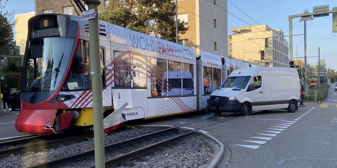 Binningen BL - Abbiegender Lieferwagen kollidiert mit Tram