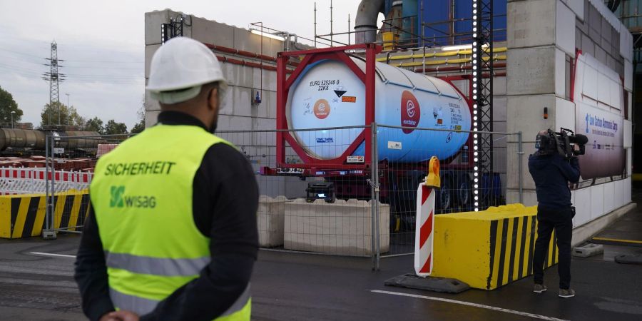 Ein Container mit einer Testlieferung mit Wasserstoff kommt in Hamburg an.