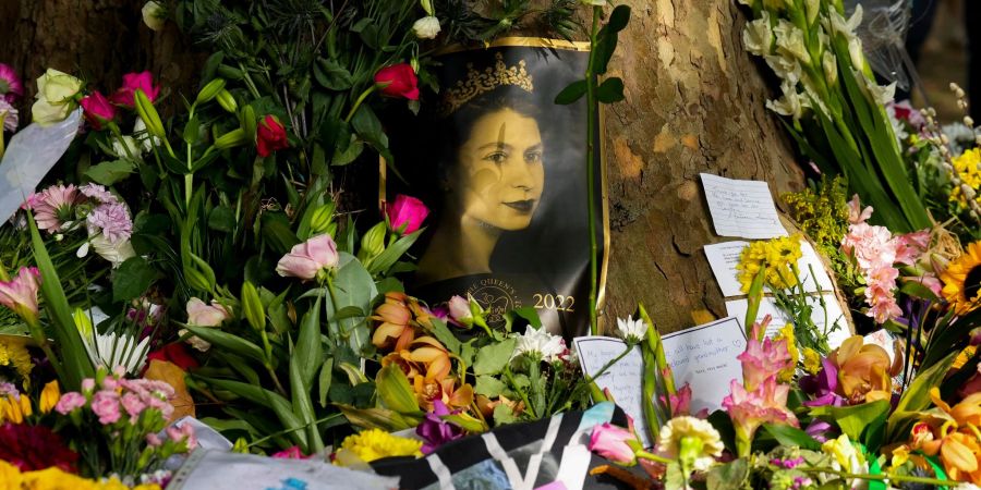 Trauernde haben vor den Toren des Buckingham Palastes in London Blumen abgelegt, um Königin Elizabeth II. die letzte Ehre zu erweisen.