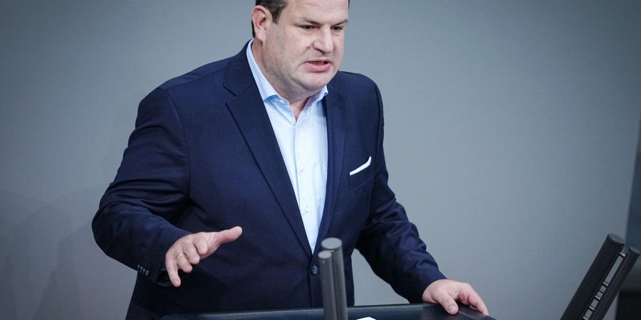 Bundesarbeitsminister Hubertus Heil spricht im Bundestag zu den Abgeordneten.