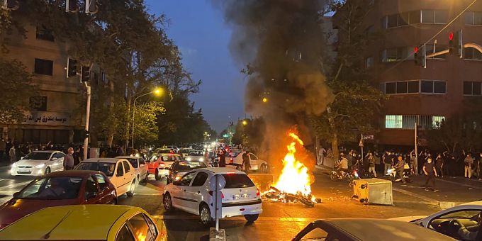 Auf diesem Bild das von einer nicht bei Associated Press angestellten Person aufgenommen und von AP ausserhalb des Irans beschafft wurde, brennt ein Polizeimotorrad während eines Protests gegen den Tod einer jungen Frau, die festgenommen wurde, weil sie gegen die konservative Kleiderordnung des Landes verstossen hatte, in der Innenstadt von Teheran, Iran. Foto: Uncredited/AP/dpa Auf diesem Bild das von einer nicht bei Associated Press angestellten Person aufgenommen und von AP ausserhalb des Irans beschafft wurde, brennt ein Polizeimotorrad während eines Protests gegen den Tod einer jungen Frau, die festgenommen wurde, weil sie gegen die konservative Kleiderordnung des Landes verstossen hatte, in der Innenstadt von Teheran, Iran. Foto: Uncredited/AP/dpa