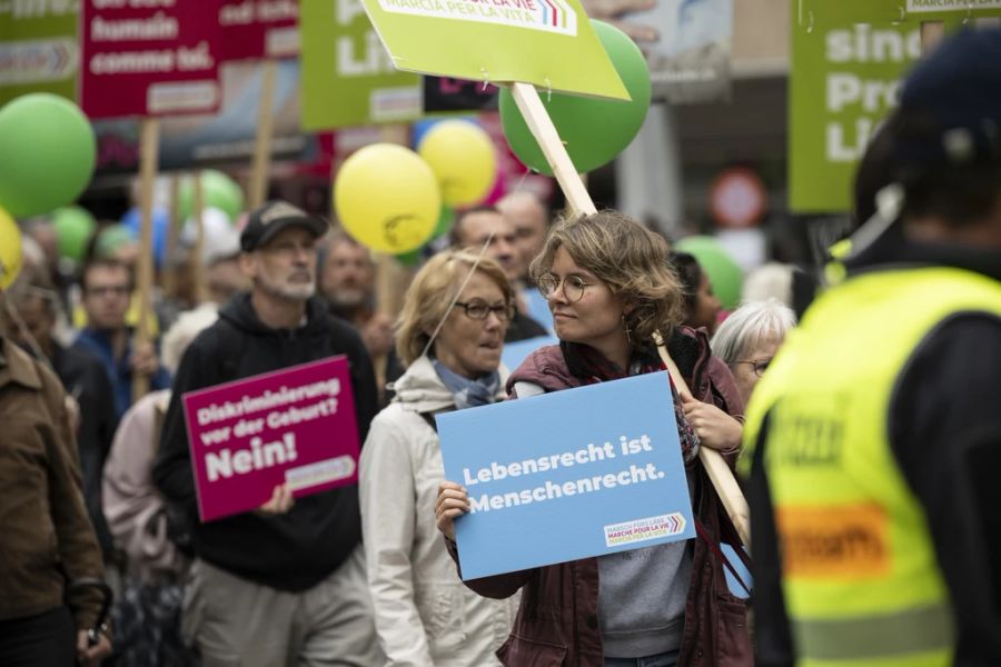 Abtreibungsgegnerinnen und Abtreibungsgegner marschieren durch Oerlikon: «Marsch fürs Läbe» am 17. September 2022.