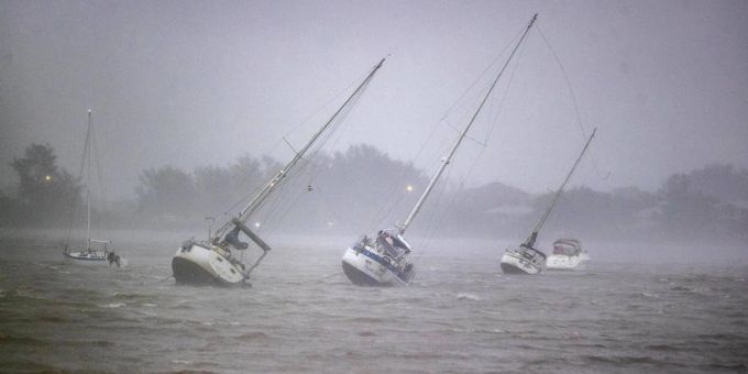 Segelbote in Venice - Hurrikan «Ian» ist auf die Westküste von Florida getroffen. Segelbote in Venice - Hurrikan «Ian» ist auf die Westküste von Florida getroffen.