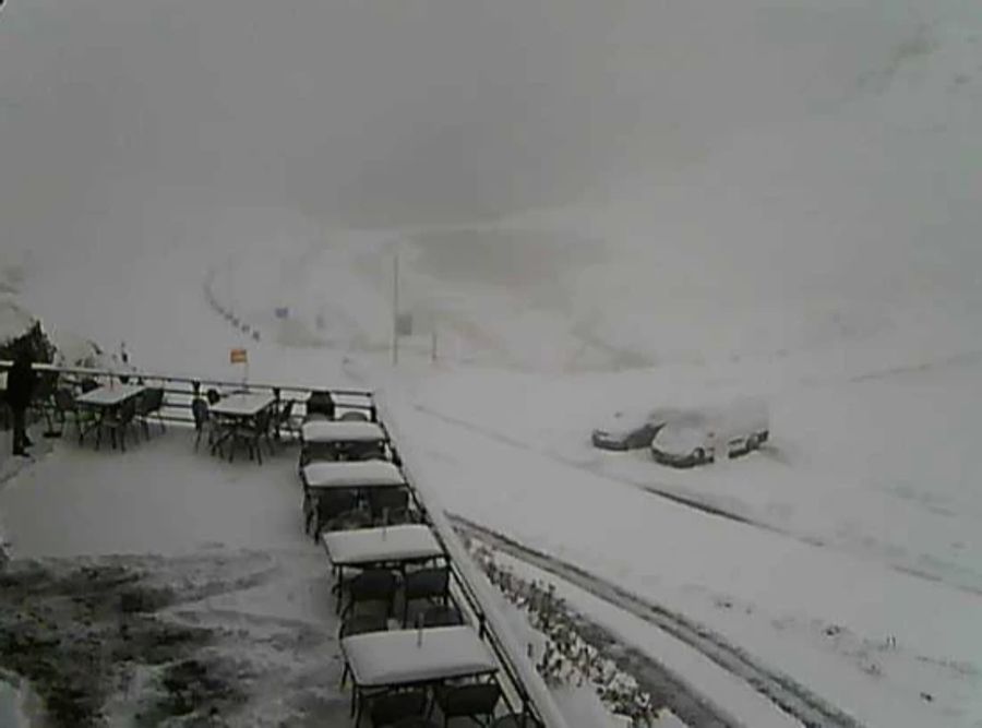 Zuoberst auf dem Pass liegen bereits mehrere Zentimeter Schnee.