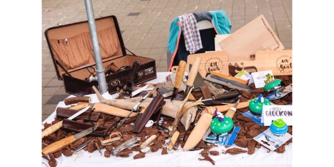 Seine Spezialität selbst gefertigte Messer aus seltenen Hölzern, z.B. aus 1000jähriger Mooreiche.