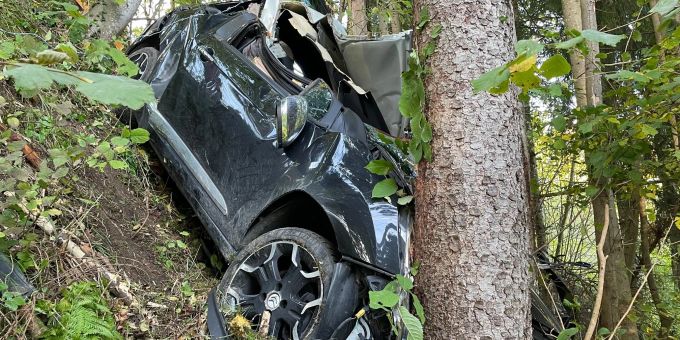 Stark beschädigtes Unfallfahrzeug Stark beschädigtes Unfallfahrzeug
