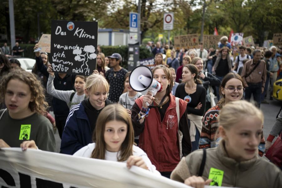 Junge Demonstranten marschieren am 23. September 2022 durch Zürich.