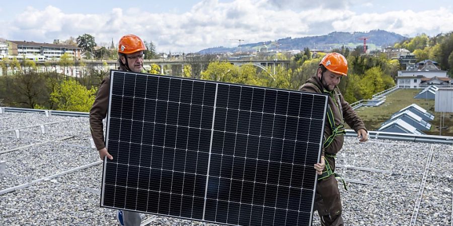 Solarpanel gewinnen in der Schweiz an Attraktivität, insbesondere bei Privatpersonen. Die Branche sucht daher dringend nach Fachkräften. (Archivbild)