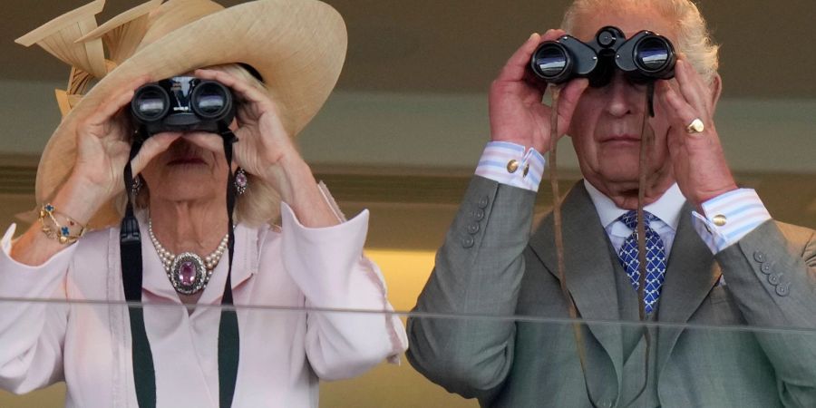 Königin Camilla und König Charles III. bei einem Pferderennen in Ascot.