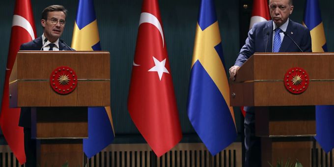 ARCHIV - Der türkische Präsident Recep Tayyip Erdogan (r), und Ulf Kristersson, Ministerpräsident von Schweden, bei einer Pressekonferenz im November. Foto: Burhan Ozbilici/AP/dpa nato