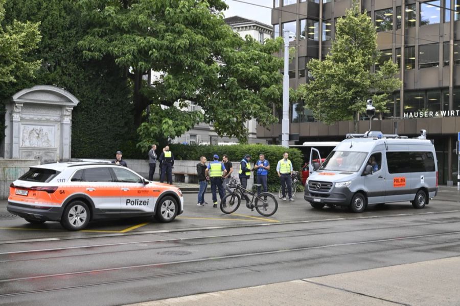 Blockierende Personen werden kontrolliert, verzeigt oder weggewiesen.