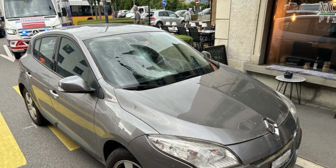 Siebnen: PW kollidiert mit Frau und Kind auf Fussgängerstreifen Siebnen: Kollision