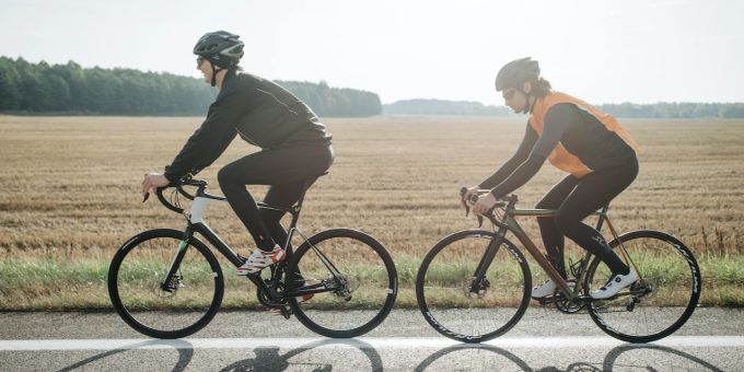 Velofahren bringt viele Vorteile mit sich. Zwei Menschen auf Velo