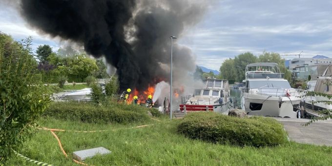 Pfäffikon ZH: Brand im Hafen zerstört drei Boote. Pfäffikon Brand