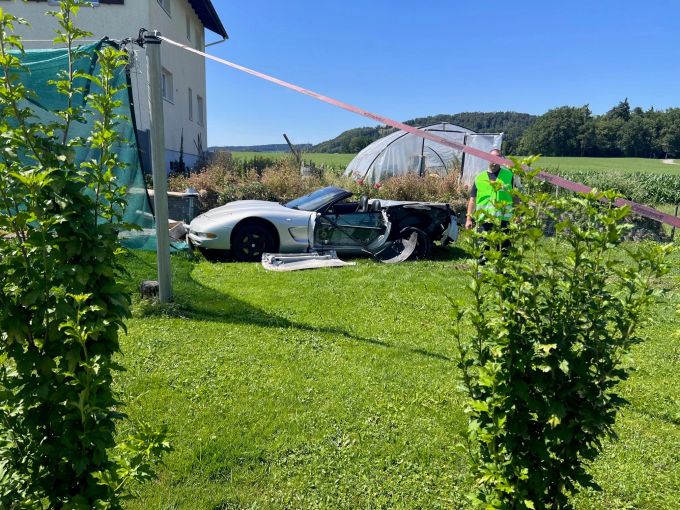 Die Taa-Strasse musste nach dem Unfall für mehrere Stunden gesperrt werden. Unfall