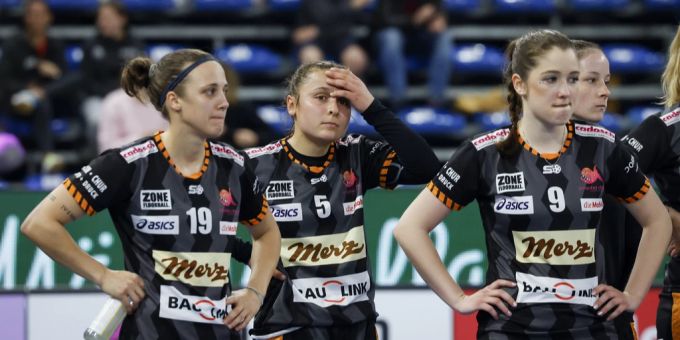 Die Spielerinnen von Piranha Chur nach dem verlorenen Superfinal 2022. piranha chur