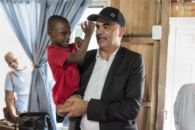 Bundespräsident Alain Berset spielt in einer Kindertagesstätte in Buenaventura mit einem kleinen Mädchen. berset kolumbien
