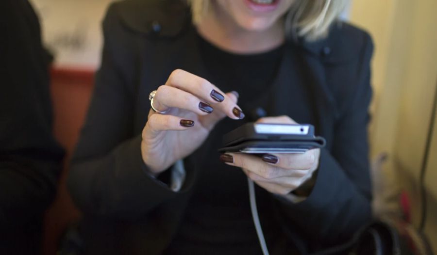 «Das Telefon wird auf lautlos gestellt. Falls man einen Anruf erhält, wird dieser ausserhalb des Abteils entgegengenommen», so die Expertin. (Symbolbild)