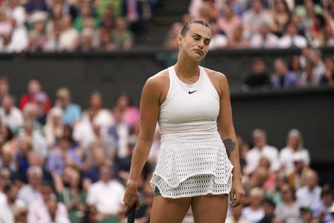 Weltnummer 2 Aryna Sabalenka verspielt gegen Ons Jabeur ihren ersten Wimbledon-Final. Aryna Sabalenka