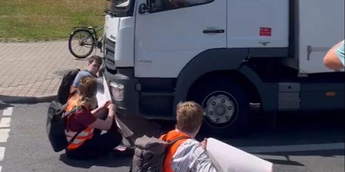 Klima-Aktivisten in Stralsund (D) bleiben sitzen, auch als der LKW wieder anfährt. Stralsund Klima-Aktivisten LKW