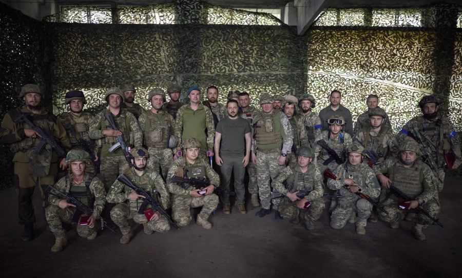 Wolodymyr Selenskyj (mitte) hat am Montagmorgen die Fronten im Ukraine-Krieg besucht.