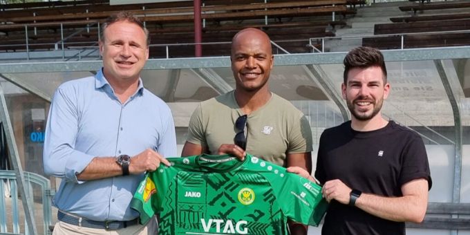 Seit Montag ein Brühler: Silvio (Mitte) mit Roger Bigger (links) und Trainer Denis Sonderegger. Silvio Carlos de Oliveira spielt 2023/2024 beim SC Brühl.