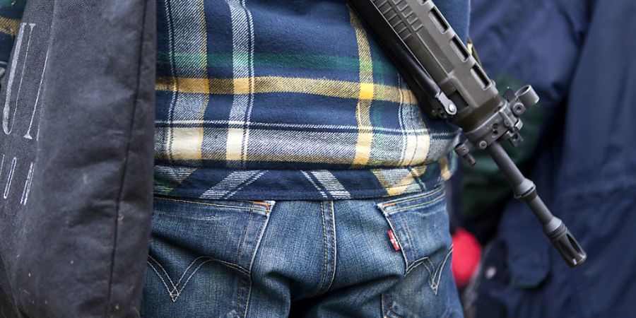 Schusswaffen in Privatbesitz sollen in einer zentralen Datenbank beim Bund erfasst werden. Das will eine Mehrheit der zuständigen Nationalratskommission. (Themenbild)