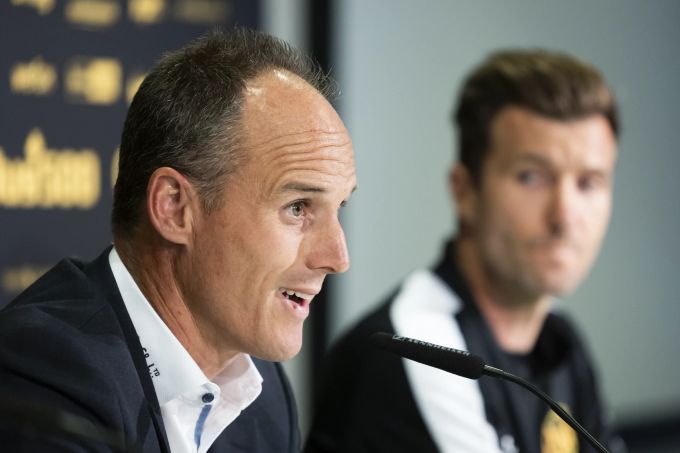 YBs Sportchef Steve von Bergen spricht neben Trainer Raphael Wicky während einer Medienkonferenz zum Saisonstart. YB