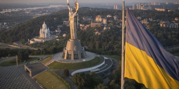 Blick auf das Mutterland-Denkmal in der ukrainischen Hauptstadt Kiew. Foto: Efrem Lukatsky/AP/dpa Blick auf das Mutterland-Denkmal in der ukrainischen Hauptstadt Kiew. Foto: Efrem Lukatsky/AP/dpa