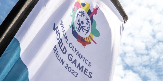Eine Fahne der Special Olympics World Games Berlin 2023 weht auf dem Gelände des Olympiaparks in Berlin. Special Olympics